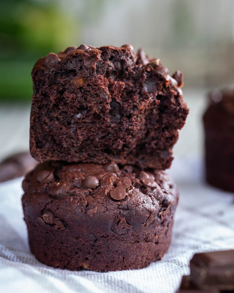 Des muffins au chocolat véganes super méga moelleux comme vous n’en avez jamais vu ! Le secret? De la courgette râpée !