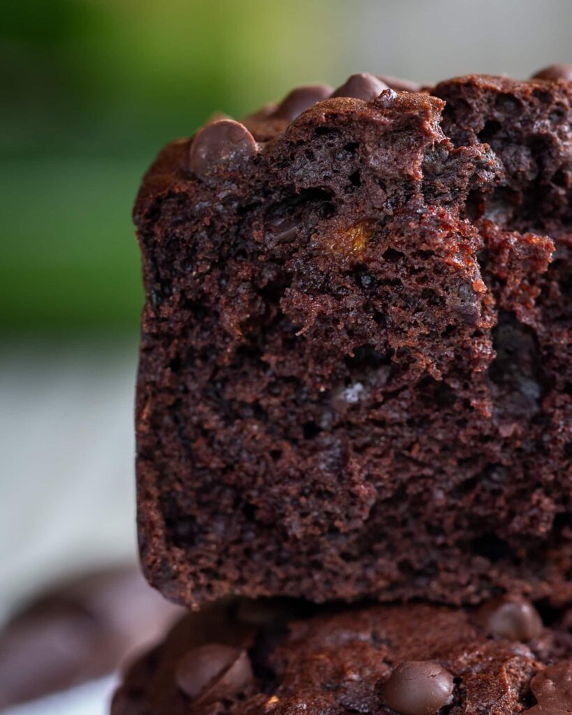 Des muffins au chocolat véganes super méga moelleux comme vous n’en avez jamais vu ! Le secret? De la courgette râpée !