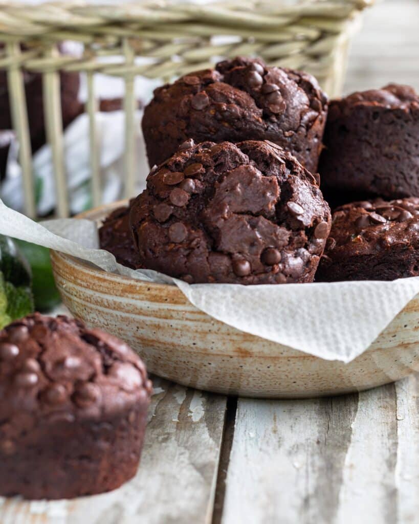 Des muffins au chocolat véganes super méga moelleux comme vous n’en avez jamais vu ! Le secret? De la courgette râpée !