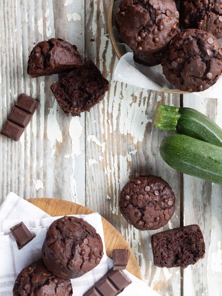 Des muffins au chocolat véganes super méga moelleux comme vous n’en avez jamais vu ! Le secret? De la courgette râpée !