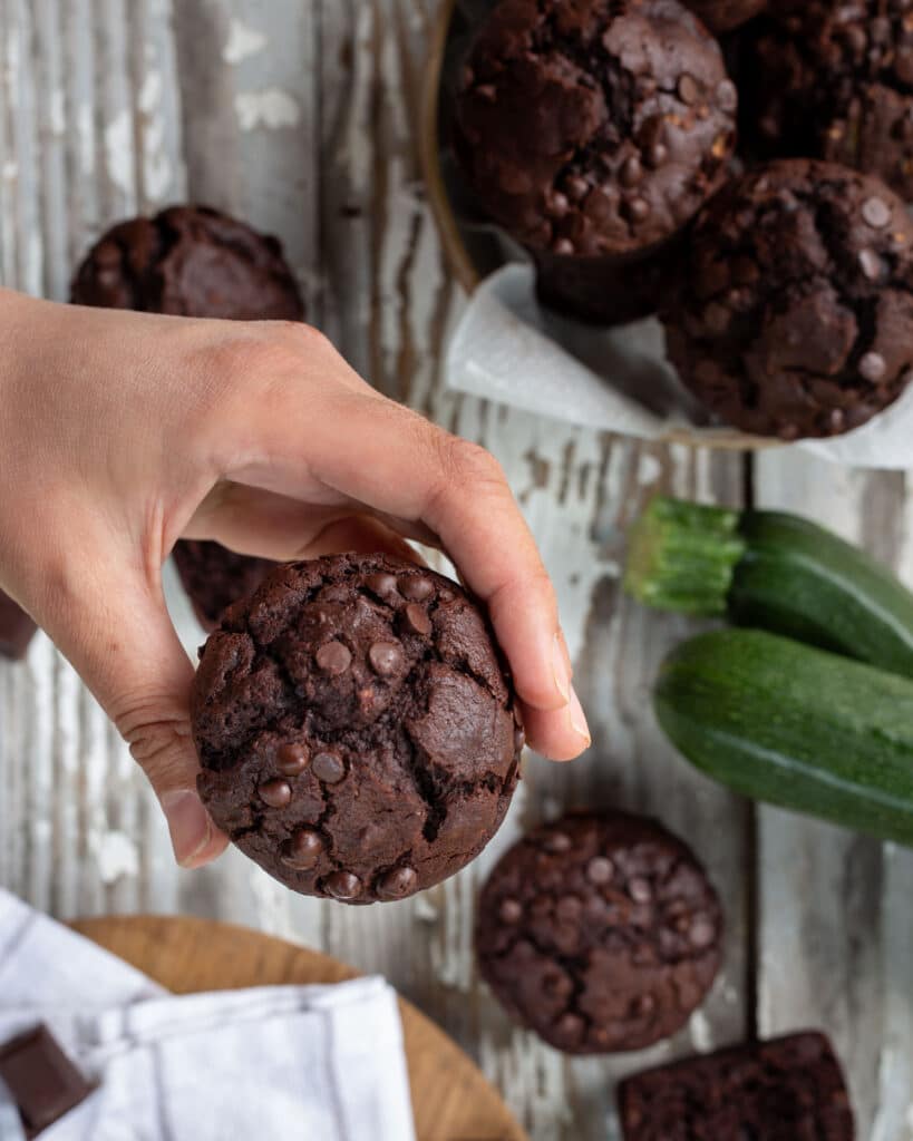 Des muffins au chocolat véganes super méga moelleux comme vous n’en avez jamais vu ! Le secret? De la courgette râpée !