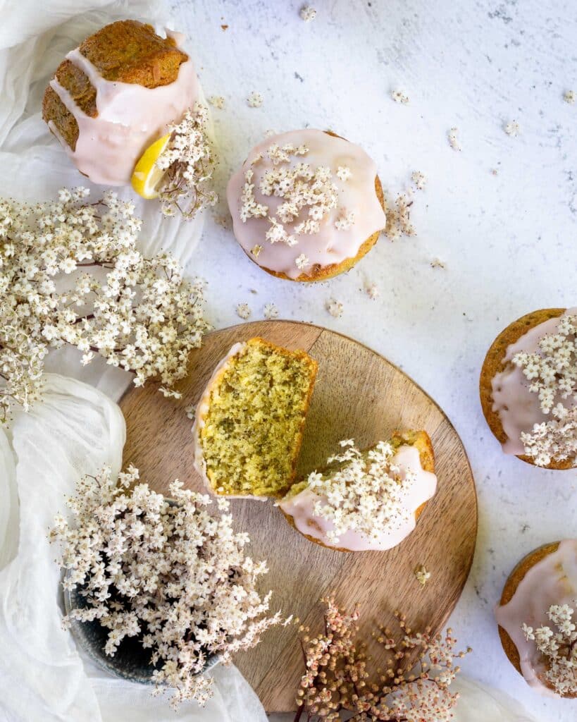 Découvrez ces muffins aux fleurs de sureau et au zeste de citron ! Ils sont faciles à préparer et super moelleux ! Une façon originale de cuisiner les fleurs de sureau !