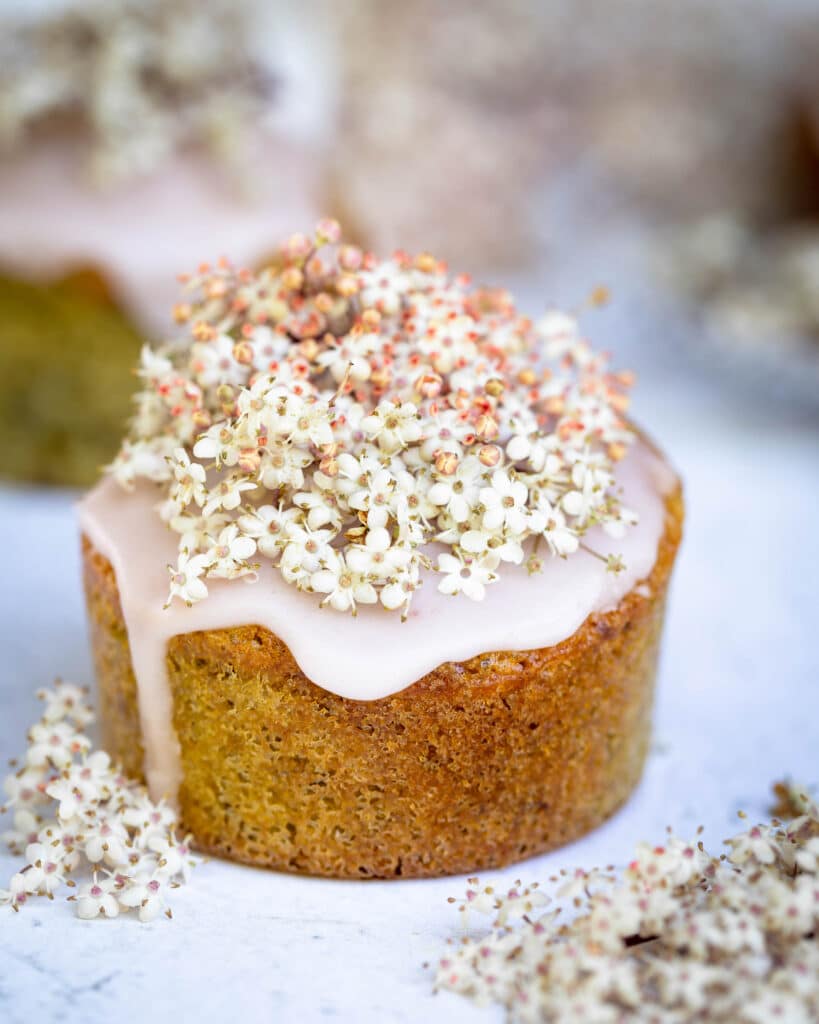 Découvrez ces muffins aux fleurs de sureau et au zeste de citron ! Ils sont faciles à préparer et super moelleux ! Une façon originale de cuisiner les fleurs de sureau !