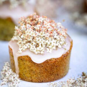 Découvrez ces muffins aux fleurs de sureau et au zeste de citron ! Ils sont faciles à préparer et super moelleux ! Une façon originale de cuisiner les fleurs de sureau !