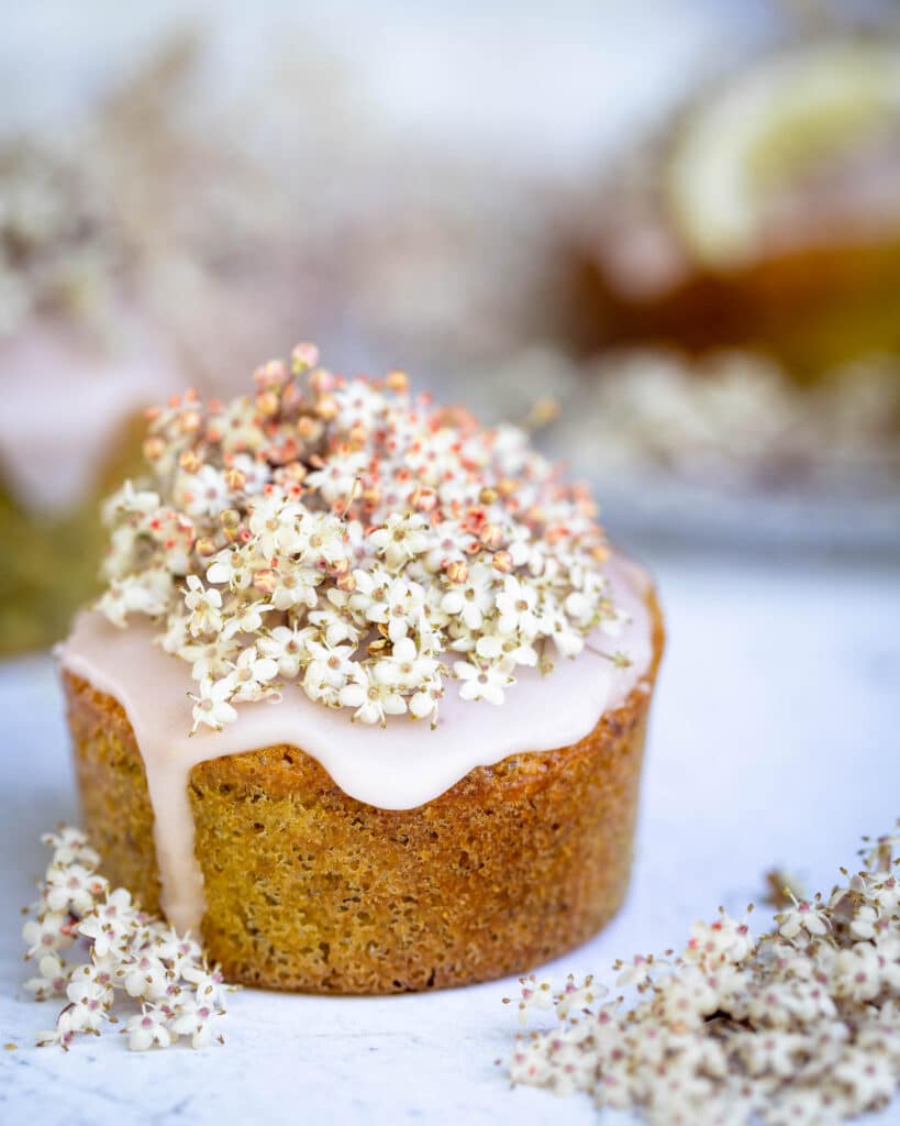 Découvrez ces muffins aux fleurs de sureau et au zeste de citron ! Ils sont faciles à préparer et super moelleux ! Une façon originale de cuisiner les fleurs de sureau !
