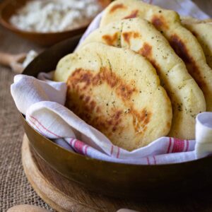 Faire ses pitas maisons ? C'est vraiment pas si compliqué que ça ! Un peu de farine, de levure boulangère et d'huile d'olive et en gros... c'est tout ! La recette et le pas à pas ici !