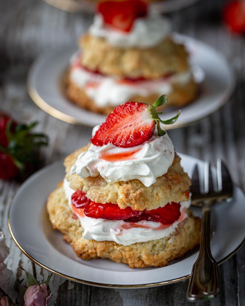 Une couche de biscuit aux agrumes, de la crème fouettée maison au mascarpone et des fraises sucrées, encore une couche de biscuits, et encore un peu de crème fouettée et un soupçon fraises et de sirop de fraises et voilà, Madame, Monsieur, laissez nous vous présenter le shortcake aux fraises ! Dessert indémodable anglais, rebaptisé “burger à la fraise” chez FreeThePickle !