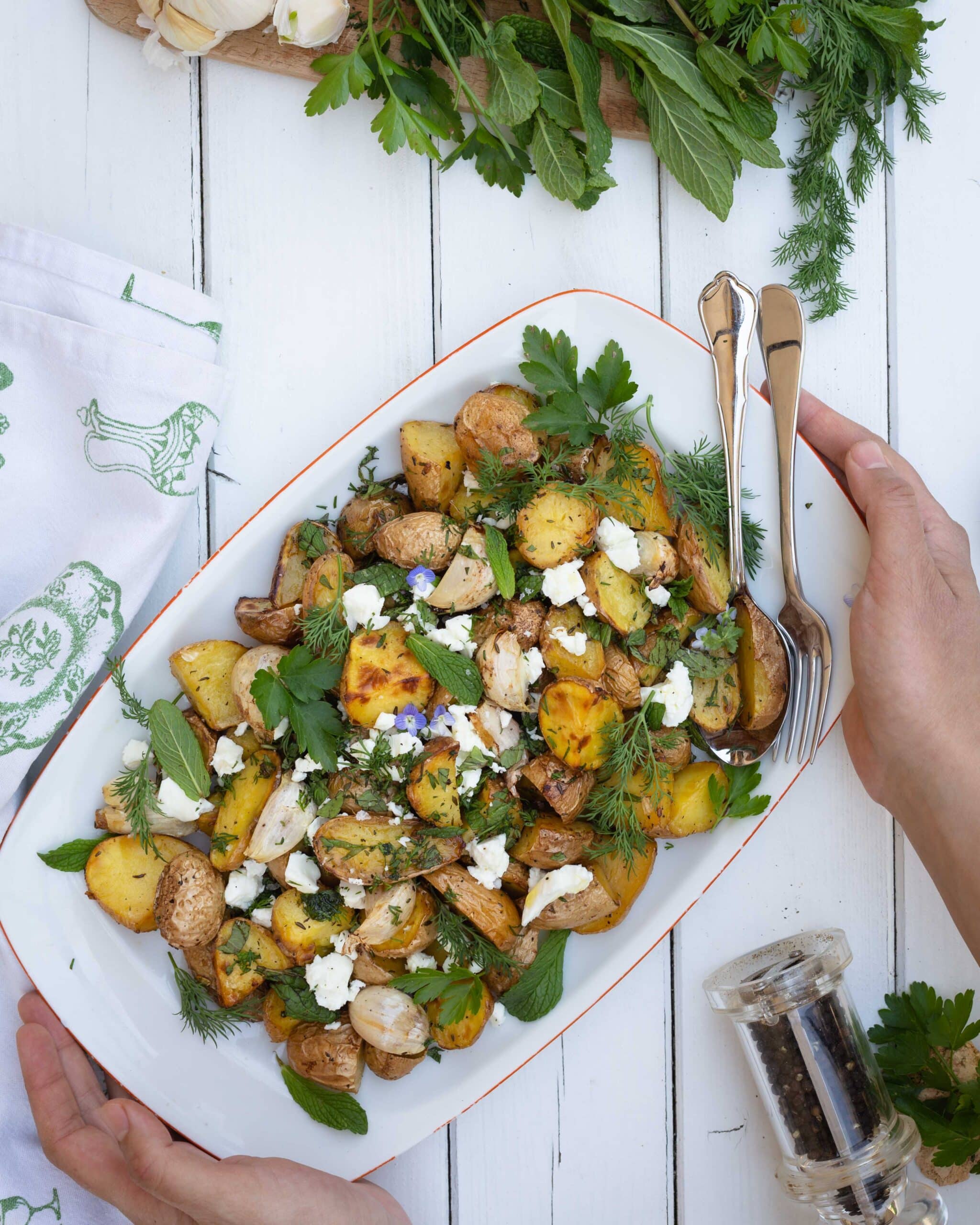On parle de ma passion pour les pommes de terre ? Dans cette recette, elles sont parfumées à k'ail et aux herbes fraiches, puis rôties au four ! Un pur délice !