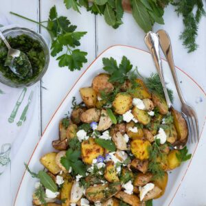 On parle de ma passion pour les pommes de terre ? Dans cette recette, elles sont parfumées à k'ail et aux herbes fraiches, puis rôties au four ! Un pur délice !