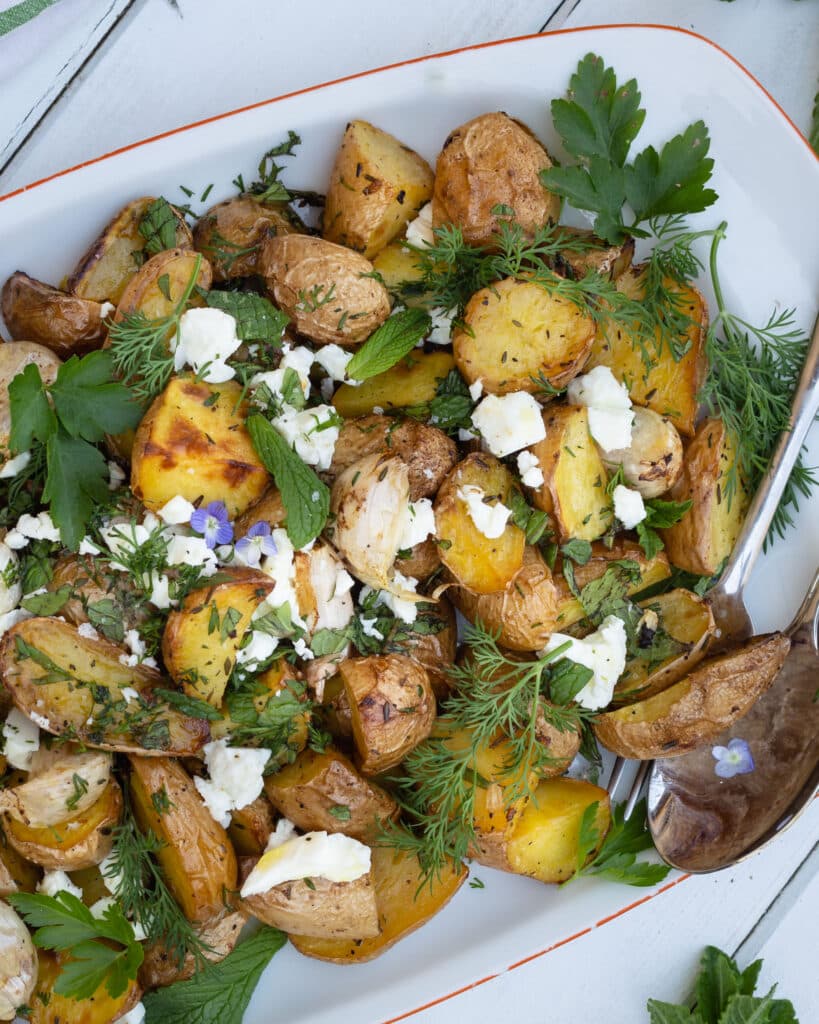 On parle de ma passion pour les pommes de terre ? Dans cette recette, elles sont parfumées à k'ail et aux herbes fraiches, puis rôties au four ! Un pur délice !