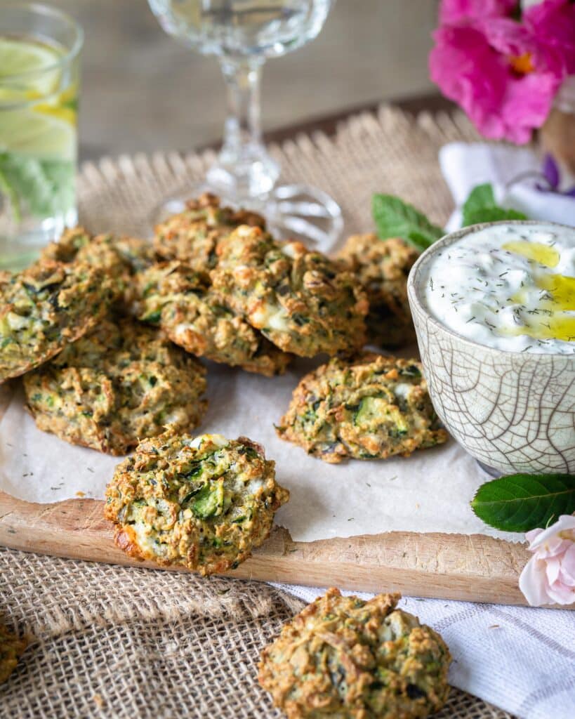 Voici une recette de bouchées super moelleuses aux courgettes et à la fêta, sans gluten ! Idéales pour un apéro avec une sauce au yaourt bien fraiche !