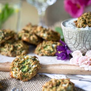 Voici une recette de bouchées super moelleuses aux courgettes et à la fêta, sans gluten ! Idéales pour un apéro avec une sauce au yaourt bien fraiche !