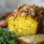 Découvrez cette recette de cake zéro déchet et sans gluten aux fanes de carottes ! Elle est composée de farine de quinoa et de farine de pois chiche pour un rendu hyper moelleux !