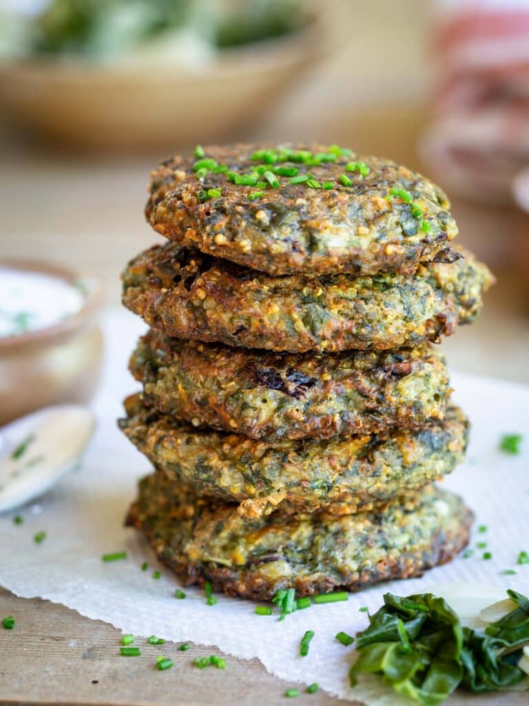 Voici une recette pour cuisiner vos blettes un peu différemment ! En galettes avec du quinoa, du comté et de la farine de sarrasin ! Idéales pour garnir un burger, elle sont sans gluten et végétariennes. 