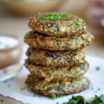 Voici une recette pour cuisiner vos blettes un peu différemment ! En galettes avec du quinoa, du comté et de la farine de sarrasin ! Idéales pour garnir un burger, elle sont sans gluten et végétariennes.