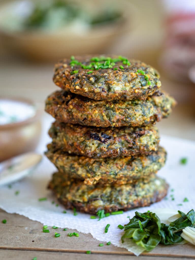 Voici une recette pour cuisiner vos blettes un peu différemment ! En galettes avec du quinoa, du comté et de la farine de sarrasin ! Idéales pour garnir un burger, elle sont sans gluten et végétariennes.