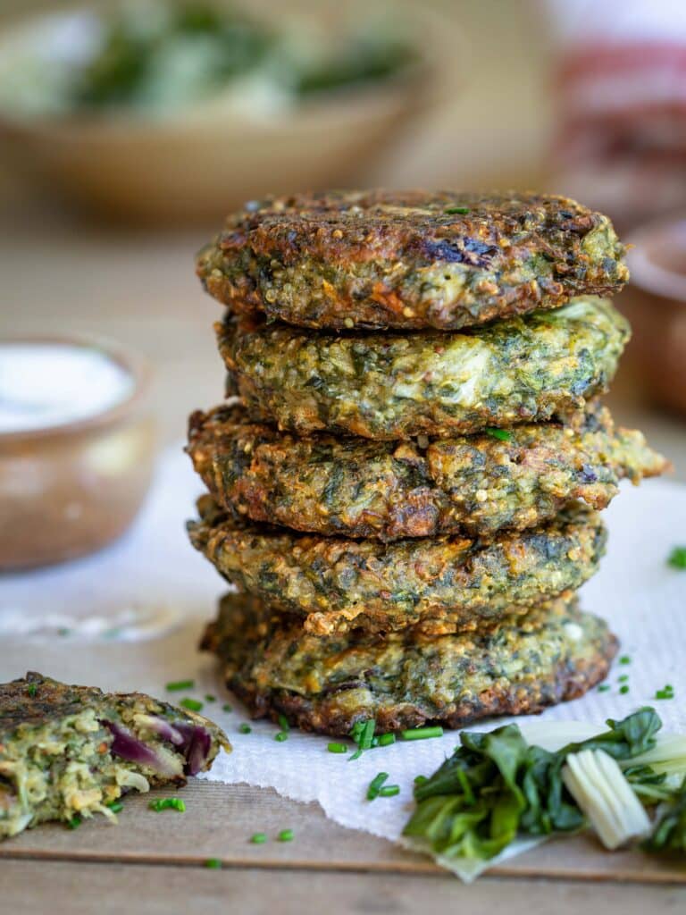 Voici une recette pour cuisiner vos blettes un peu différemment ! En galettes avec du quinoa, du comté et de la farine de sarrasin ! Idéales pour garnir un burger, elle sont sans gluten et végétariennes. 