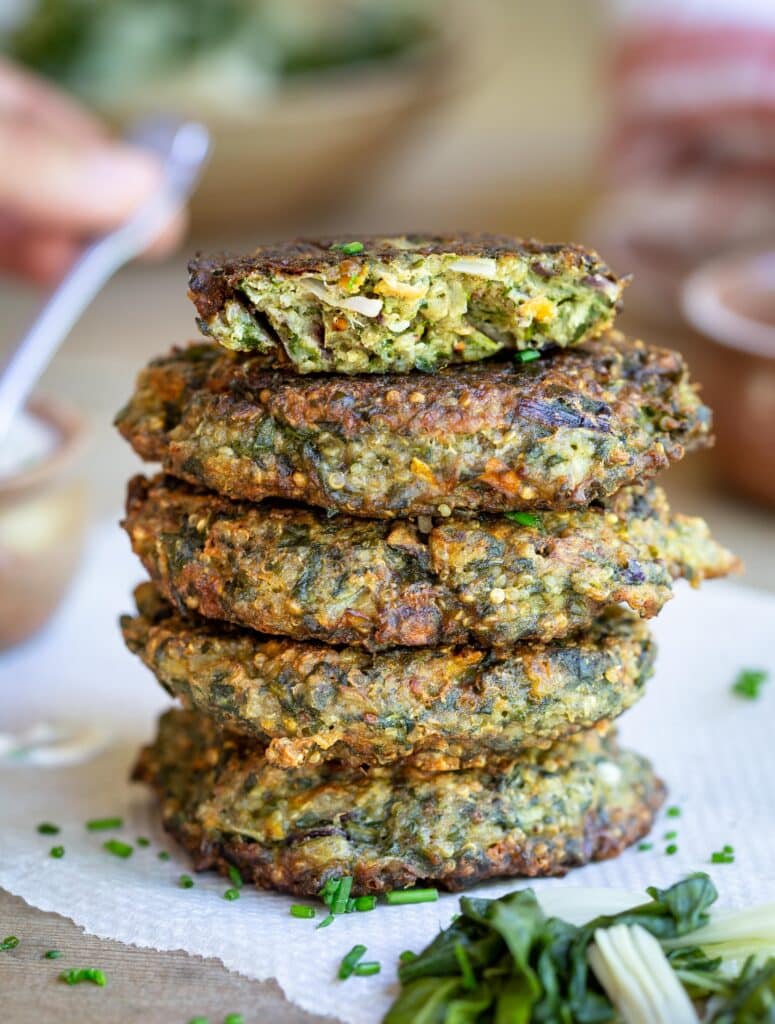 Voici une recette pour cuisiner vos blettes un peu différemment ! En galettes avec du quinoa, du comté et de la farine de sarrasin ! Idéales pour garnir un burger, elle sont sans gluten et végétariennes. 