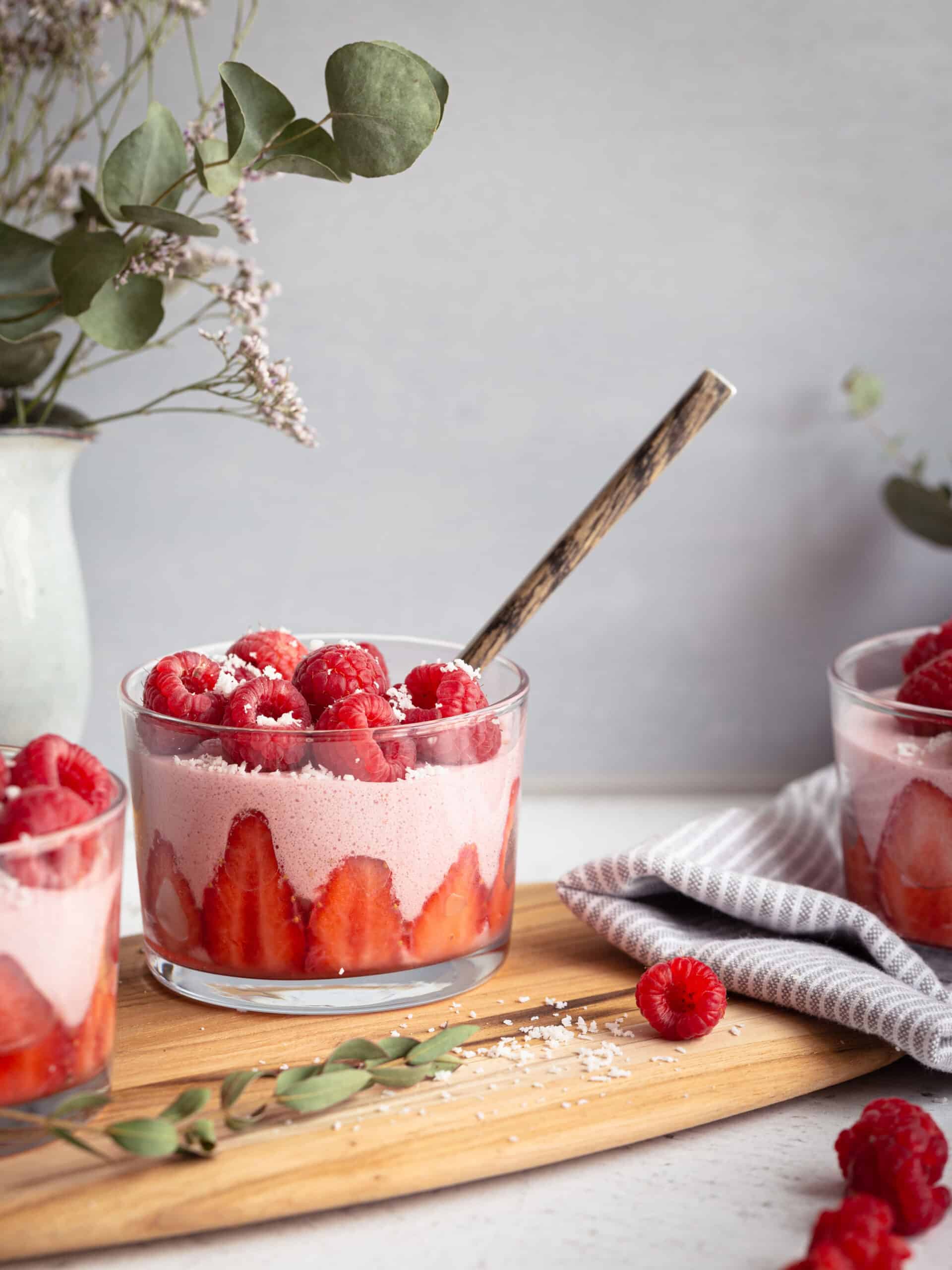 Une mousse aux fruits rouges super légère et aérienne (comme un petit nuage rose) ! Légèrement sucrée et sans gluten, cette mousse est le parfait dessert pour l’été !