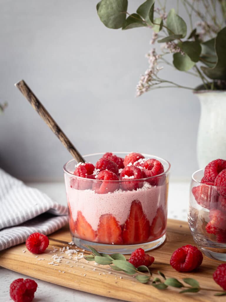 Une mousse aux fruits rouges super légère et aérienne (comme un petit nuage rose) ! Légèrement sucrée et sans gluten, cette mousse est le parfait dessert pour l’été !
