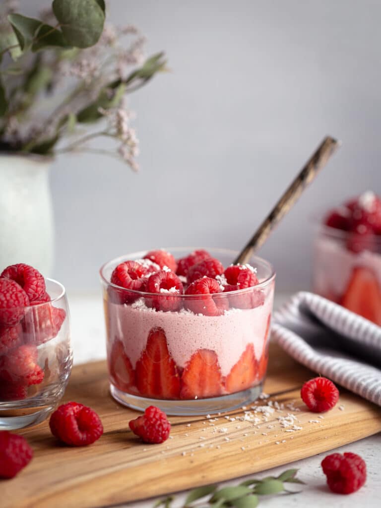 Une mousse aux fruits rouges super légère et aérienne (comme un petit nuage rose) ! Légèrement sucrée et sans gluten, cette mousse est le parfait dessert pour l’été !