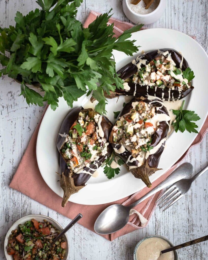 Découvrez cette recette d'aubergines farcies aux légumes du soleil et aux lentilles, avec une sublime sauce bien crémeuse au tahini :) Cette recette est vegan et sans gluten !