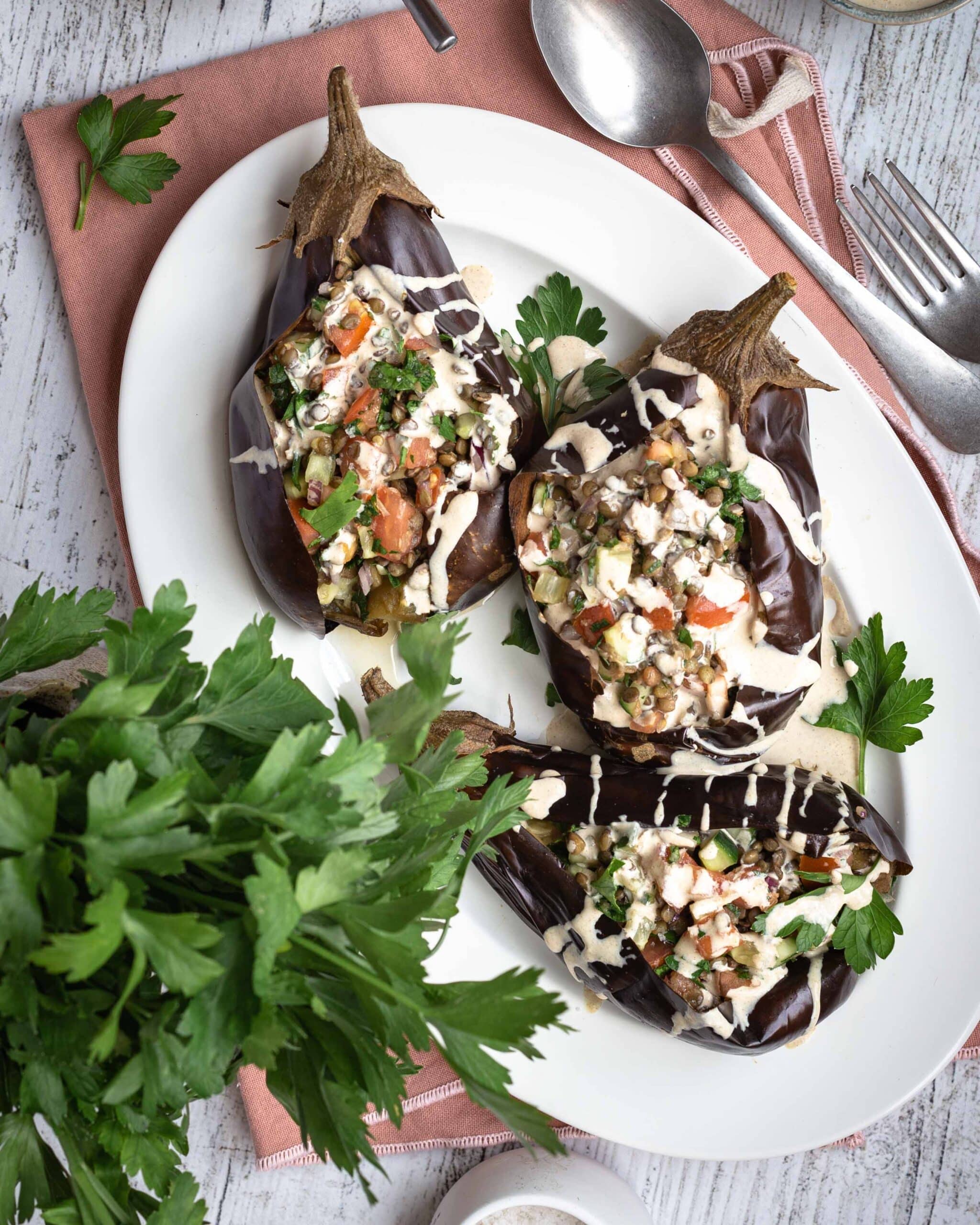 Découvrez cette recette d'aubergines farcies aux légumes du soleil et aux lentilles, avec une sublime sauce bien crémeuse au tahini :) Cette recette est vegan et sans gluten !