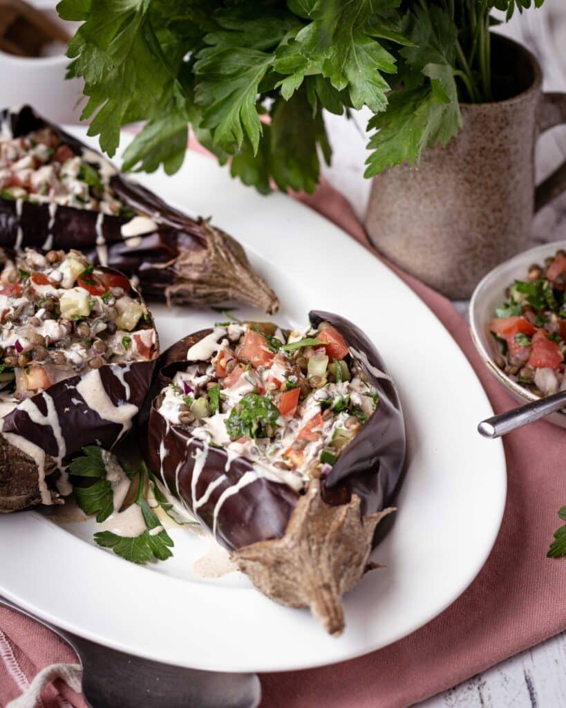 Découvrez cette recette d'aubergines farcies aux légumes du soleil et aux lentilles, avec une sublime sauce bien crémeuse au tahini :) Cette recette est vegan et sans gluten !