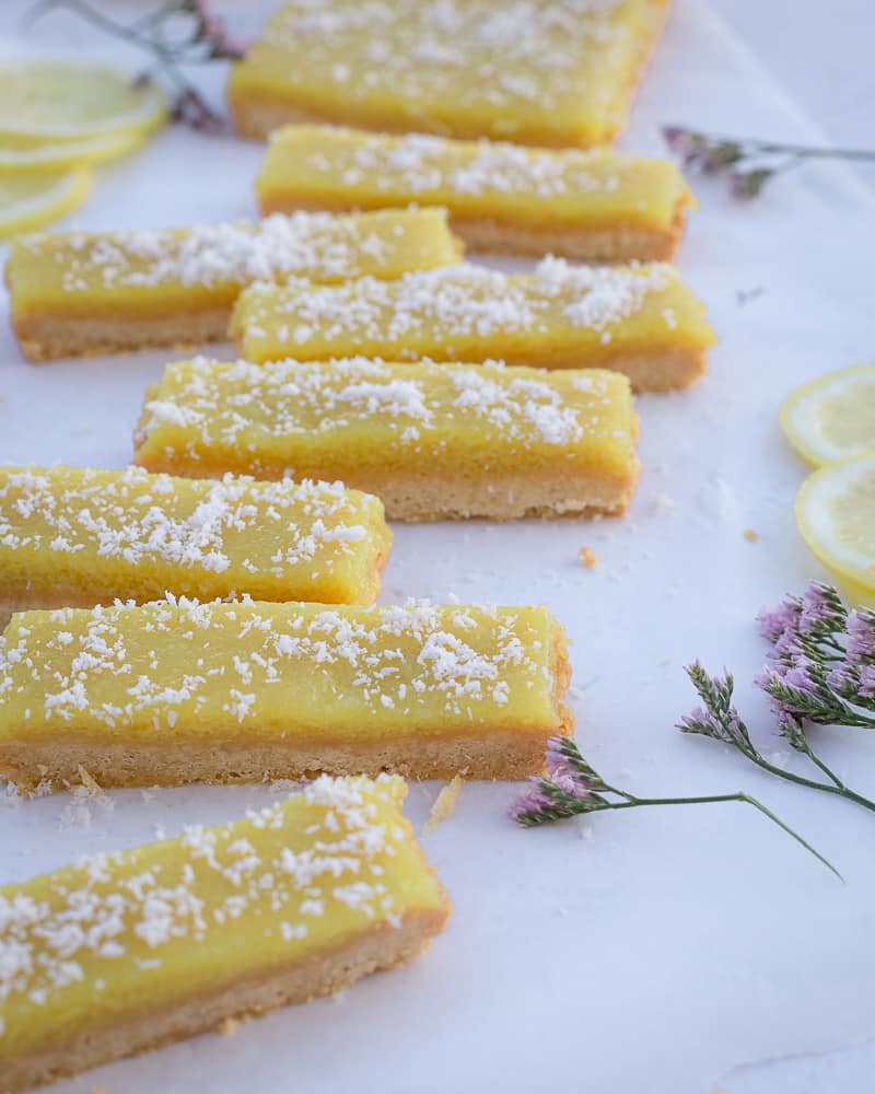 Voici une recette super simple de barres au citron sans œuf, très rapide à réaliser, et tellement délicieuse !