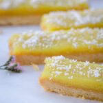 Voici une recette super simple de barres au citron sans œuf, très rapide à réaliser, et tellement délicieuse !