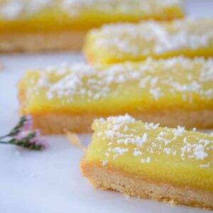 Voici une recette super simple de barres au citron sans œuf, très rapide à réaliser, et tellement délicieuse !