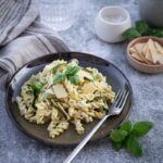 Vous cherchez une recette SIMPLISSIME, rapide et réconfortante à souhait ? J’ai ce qu’il vous faut ! Avec seulement 4 ingrédients, cette recette de crème de courgettes aux échalotes est, non seulement, incroyablement rapide à préparer, mais aussi, délicieuse et vous enverra sur un petit nuage de bonheur !