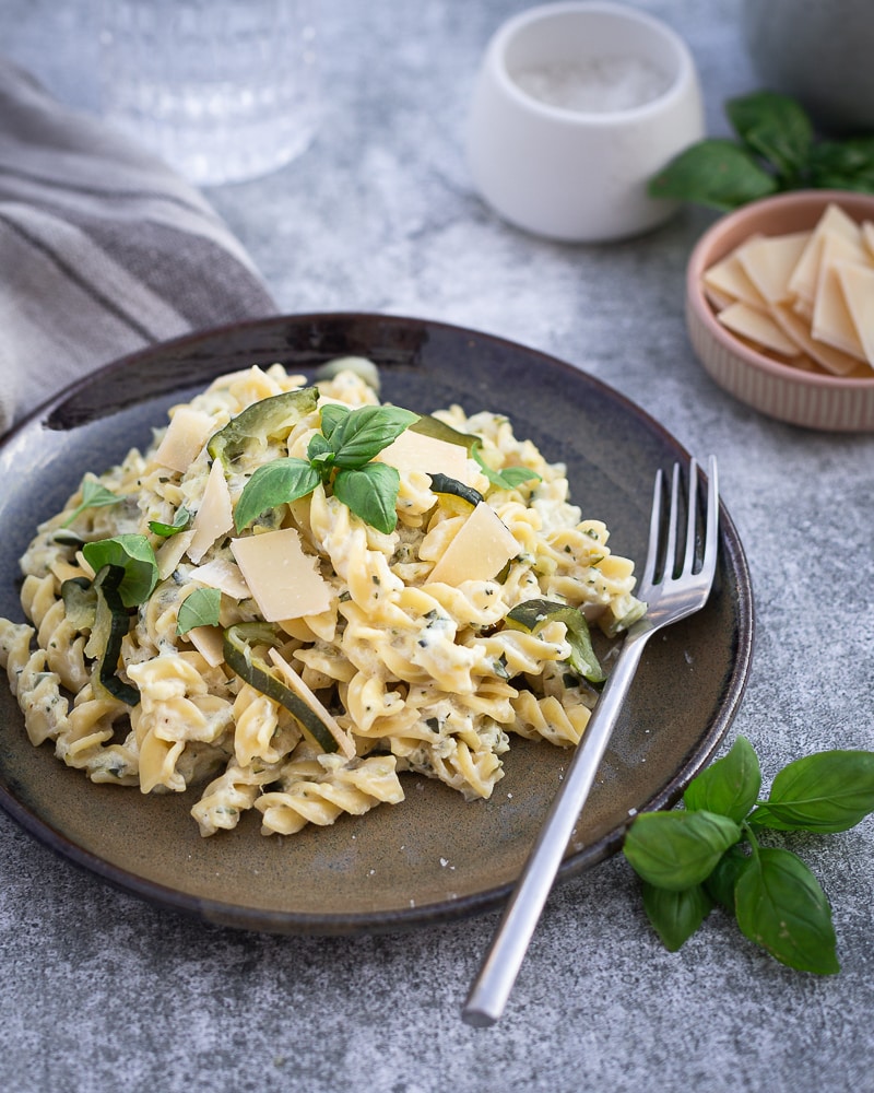 Vous cherchez une recette SIMPLISSIME, rapide et réconfortante à souhait ? J’ai ce qu’il vous faut ! Avec seulement 4 ingrédients, cette recette de crème de courgettes aux échalotes est, non seulement, incroyablement rapide à préparer, mais aussi, délicieuse et vous enverra sur un petit nuage de bonheur !