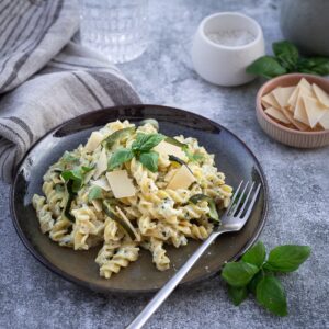 Vous cherchez une recette SIMPLISSIME, rapide et réconfortante à souhait ? J’ai ce qu’il vous faut ! Avec seulement 4 ingrédients, cette recette de crème de courgettes aux échalotes est, non seulement, incroyablement rapide à préparer, mais aussi, délicieuse et vous enverra sur un petit nuage de bonheur !
