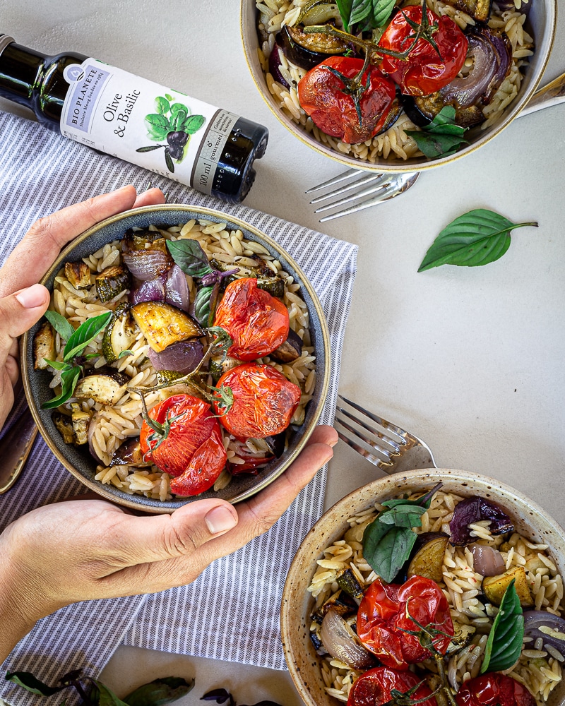 Voici une recette super simple pour réaliser une salade de pâtes estivale qui change un peu ! Des petites pâtes orzo, de bons légumes grillés et du basilic ! Miam Miam Miam !