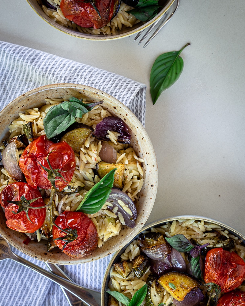 Voici une recette super simple pour réaliser une salade de pâtes estivale qui change un peu ! Des petites pâtes orzo, de bons légumes grillés et du basilic ! Miam Miam Miam !