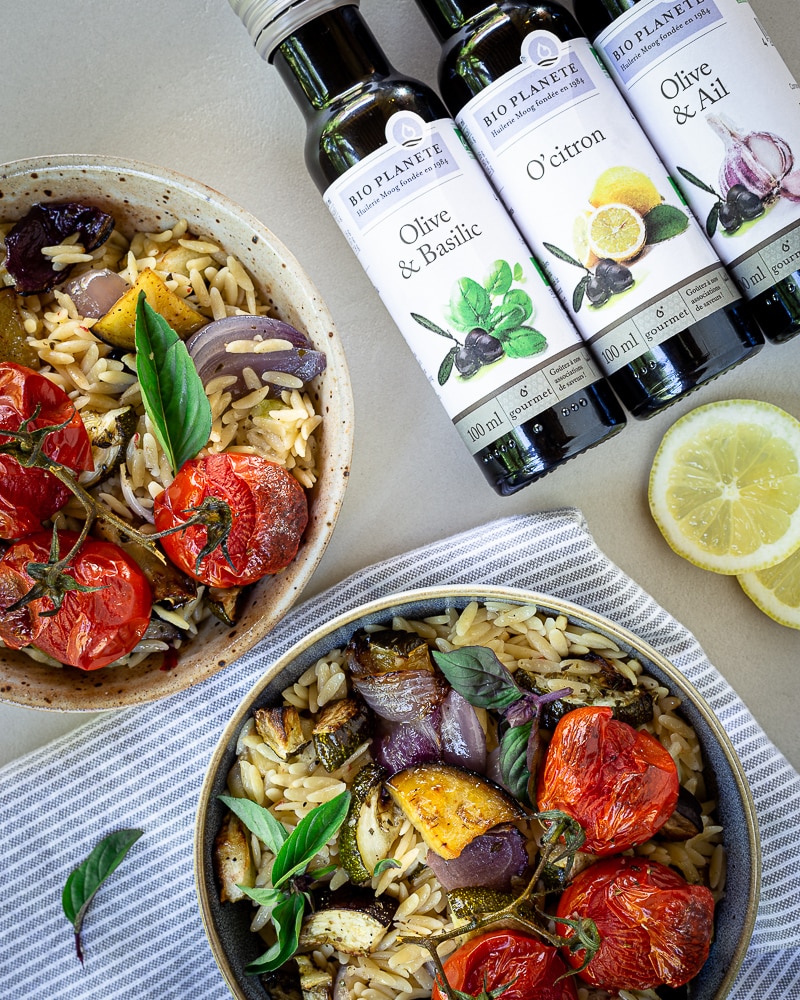 Voici une recette super simple pour réaliser une salade de pâtes estivale qui change un peu ! Des petites pâtes orzo, de bons légumes grillés et du basilic ! Miam Miam Miam !