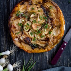 Voici une belle recette, simple et délicieuse, de tarte tatin salée, aux oignons nouveaux et au sirop d'érable !