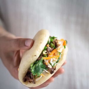 Est-ce que vous connaissez les baos ? Ces petits pains chinois, cuits à la vapeur que l'on peut garnir à sa guise ! Ils sont faciles à faire et 100% vegan !