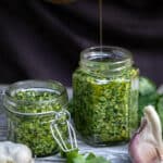 Voici une recette de pesto aux fanes de radis avec du parmesan végétal ! Une version zéro déchet et vegane de ce grand classique !