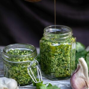 Voici une recette de pesto aux fanes de radis avec du parmesan végétal ! Une version zéro déchet et vegane de ce grand classique !