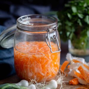 Voici une recette simple et détaillée pour faire vos propres pickles de légumes à l'asiatique, avec du vinaigre de riz :)
