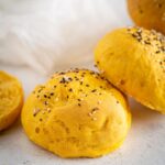 Voici une recette pour de délicieux buns vegans à la patate douce entièrement faits maison !