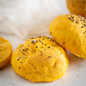 Voici une recette pour de délicieux buns vegans à la patate douce entièrement faits maison !