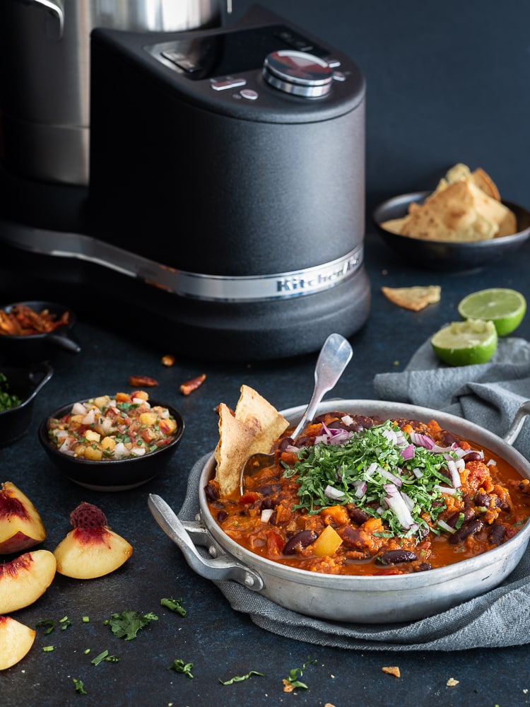 Voici ma toute première recette écrite pour le robot malin de KitchenAid : le Cook Processor ! Il s'agit d'un chili sin carne (sans viande) accompagné d'une salsa à la pêche ! Un pur délice !