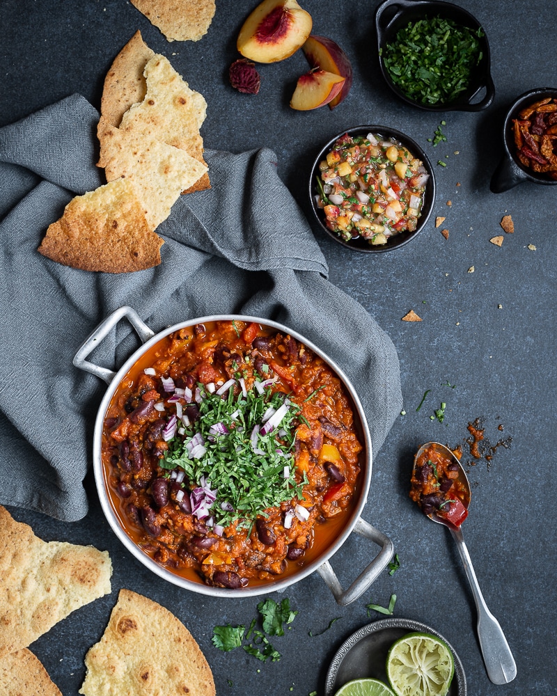 Voici ma toute première recette écrite pour le robot malin de KitchenAid : le Cook Processor ! Il s'agit d'un chili sin carne (sans viande) accompagné d'une salsa à la pêche ! Un pur délice !
