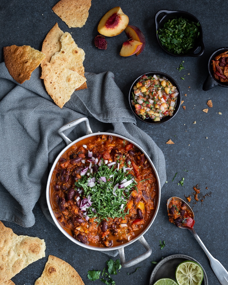 Voici ma toute première recette écrite pour le robot malin de KitchenAid : le Cook Processor ! Il s'agit d'un chili sin carne (sans viande) accompagné d'une salsa à la pêche ! Un pur délice !