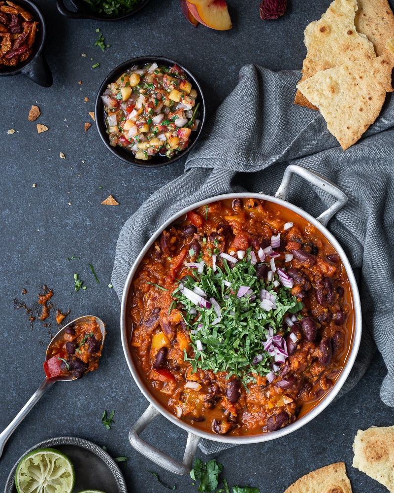 Voici ma toute première recette écrite pour le robot malin de KitchenAid : le Cook Processor ! Il s'agit d'un chili sin carne (sans viande) accompagné d'une salsa à la pêche ! Un pur délice !
