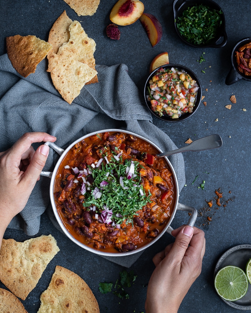 Voici ma toute première recette écrite pour le robot malin de KitchenAid : le Cook Processor ! Il s'agit d'un chili sin carne (sans viande) accompagné d'une salsa à la pêche ! Un pur délice !