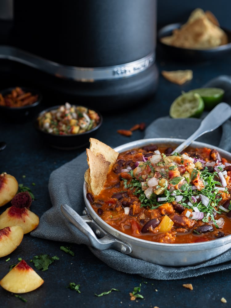 Voici ma toute première recette écrite pour le robot malin de KitchenAid : le Cook Processor ! Il s'agit d'un chili sin carne (sans viande) accompagné d'une salsa à la pêche ! Un pur délice !